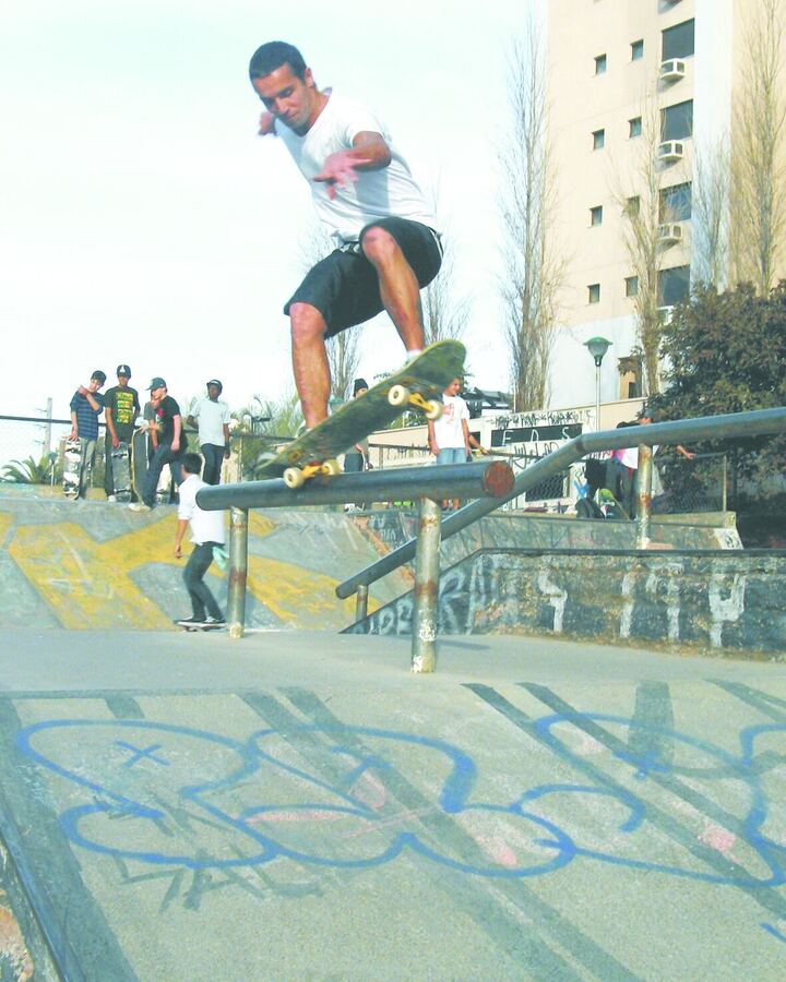 Grind no corrimão com a galera assistindo
