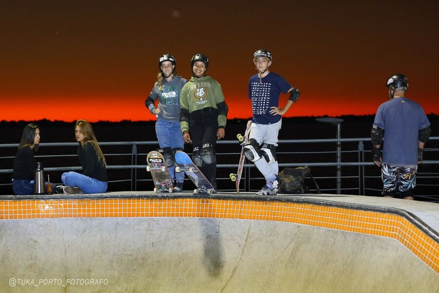 O rolê em grupo no fim da tarde, no pôr do sol