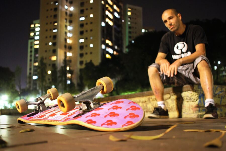 Retrato com os skates na pista, à noite