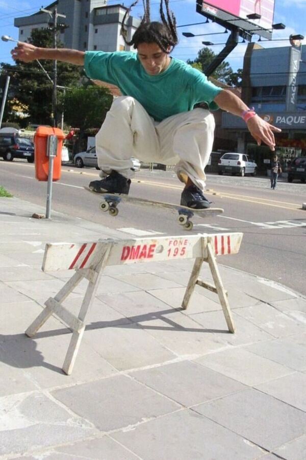Skate de rua em estrutura urbana, com a cidade ao fundo